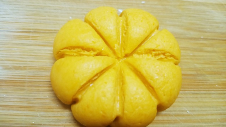 糯米南瓜饼,略微按一下，不要太扁，然后用牙签按出像南瓜一样的花纹。