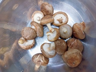 红烧香菇,准备一些新鲜的香菇
