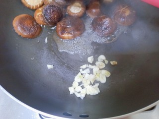 红烧香菇,放入蒜末炒香，再和香菇翻炒均匀