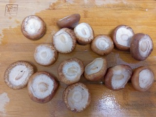 红烧香菇,用剪刀剪掉根部
