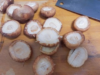 红烧香菇,香菇横竖横竖切花刀