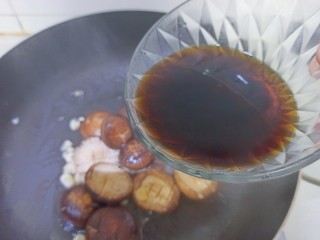 红烧香菇,加入调料汁和适量清水，把香菇煮熟