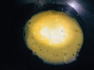 蒜苔炒鸡蛋,倒入鸡蛋液，小火煎至凝固