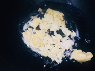 蒜苔炒鸡蛋,打成小块