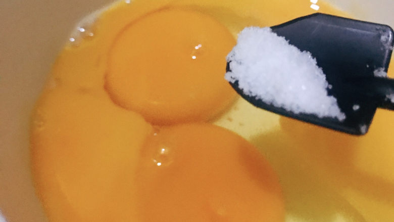 蒜苔炒鸡蛋,加入一小勺盐
