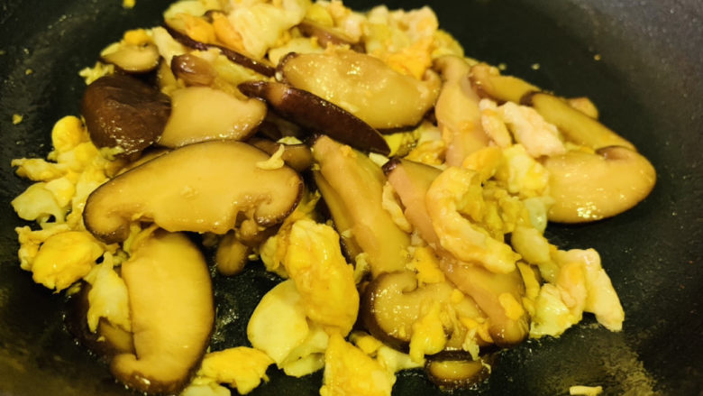 香菇炒鸡蛋,起锅