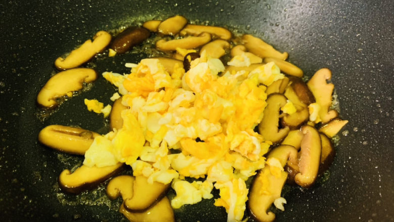 香菇炒鸡蛋,倒入炒好的鸡蛋