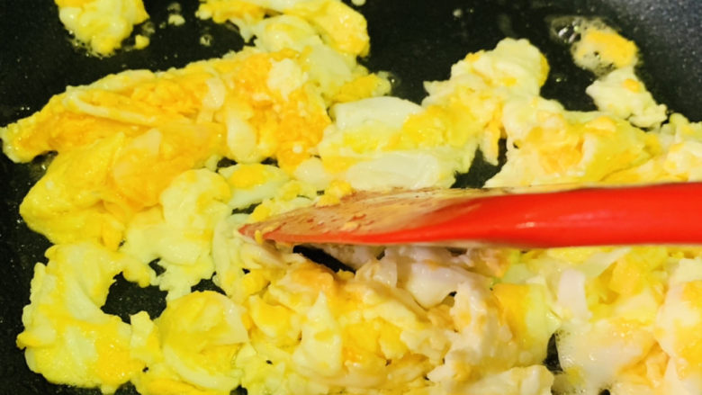 香菇炒鸡蛋,热锅，加食用油，大火，快速打入鸡蛋，翻炒，盛碗里待用
