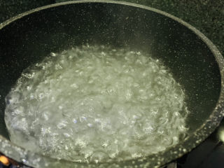 芦笋炒蘑菇,准备一锅沸水，加盐