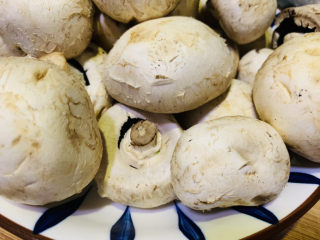 芦笋炒蘑菇,蘑菇待用