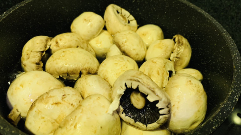 芦笋炒蘑菇,加入蘑菇焯水，捞起待用