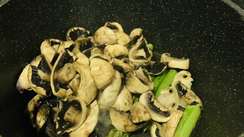 芦笋炒蘑菇,加蘑菇