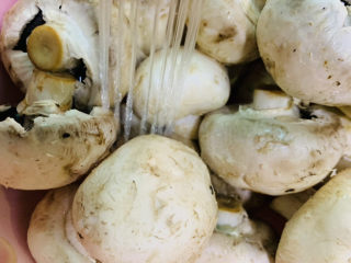 芦笋炒蘑菇,用水清洗蘑菇