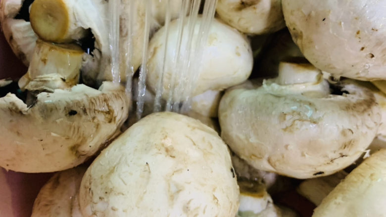 芦笋炒蘑菇,用水清洗蘑菇