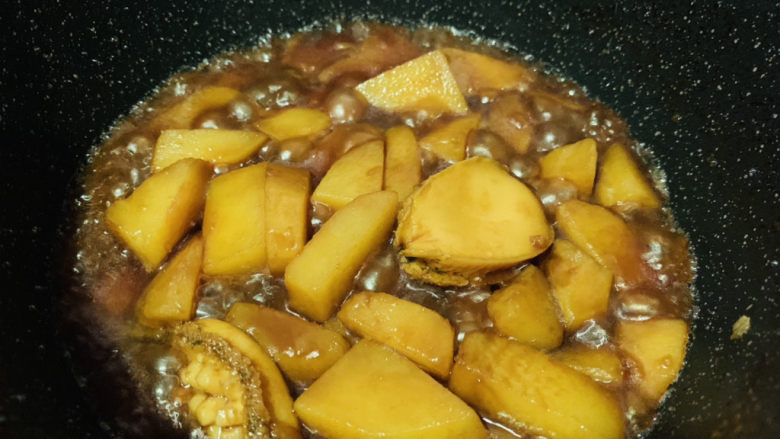 鲍鱼炖土豆,汤汁浓稠时，转大火收汁，起锅
