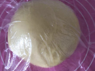 蜜豆毛线球面包,滚圆面团，盖保鲜膜一发。