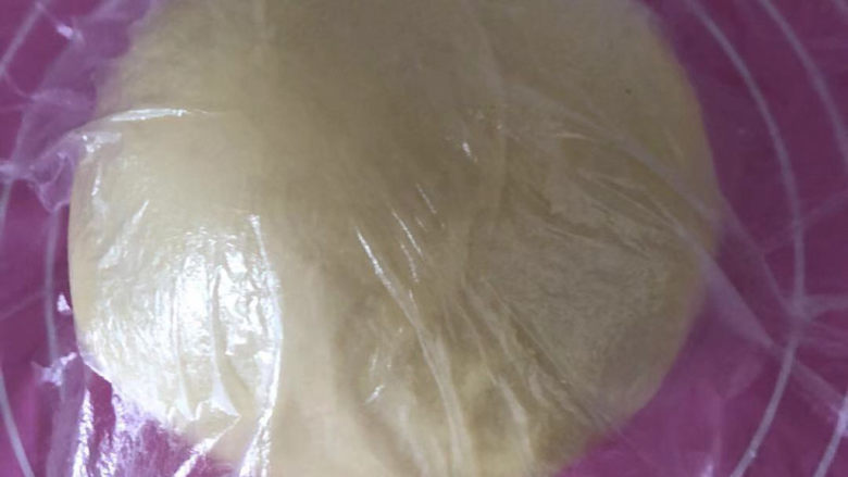 蜜豆毛线球面包,滚圆面团，盖保鲜膜一发。