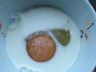 咸蛋黄肉松司康,鸡蛋里倒入牛奶。