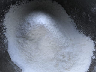 咸蛋黄肉松司康,低筋面粉里加入糖、盐、泡打粉。