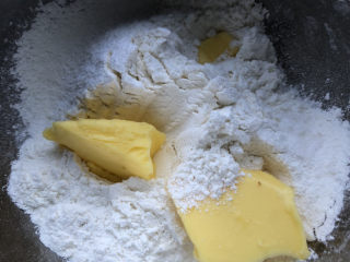 咸蛋黄肉松司康,接着加入软化后的黄油。