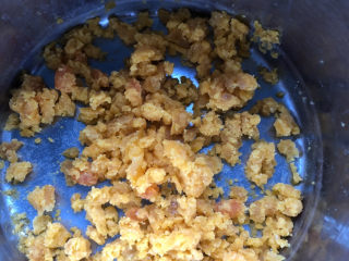 咸蛋黄肉松司康,咸蛋黄烤熟或是蒸熟后，捣碎。