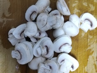 芦笋炒白蘑菇,蘑菇切成片