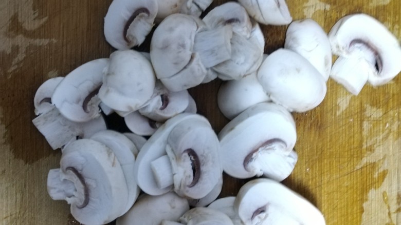 芦笋炒白蘑菇,蘑菇切成片