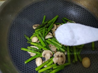 芦笋炒白蘑菇,芦笋和蘑菇炒一下放盐