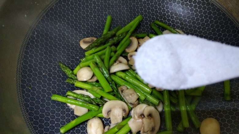 芦笋炒白蘑菇,芦笋和蘑菇炒一下放盐