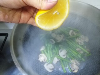 芦笋炒白蘑菇,炒熟了又加点柠檬汁