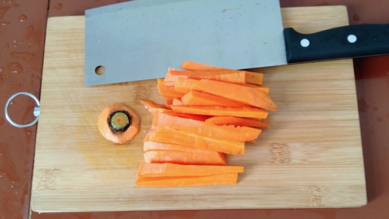 懒人焖饭,把胡萝卜头切掉，然后切条