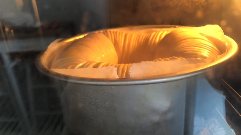 蜜豆毛线球面包,烤箱预热180度，烤约25分钟左右，看上色程度加盖锡纸。