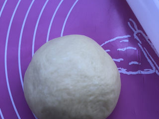 蜜豆毛线球面包,取一个小面团压扁。