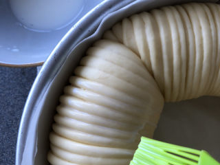 蜜豆毛线球面包,进行二次发酵到两倍左右，刷一层牛奶。