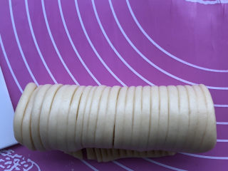 蜜豆毛线球面包,直到全部卷起来。
