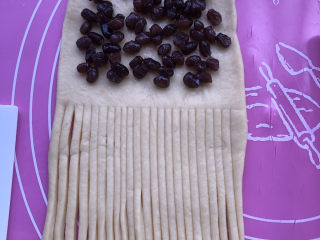 蜜豆毛线球面包,上面放置蜜豆。