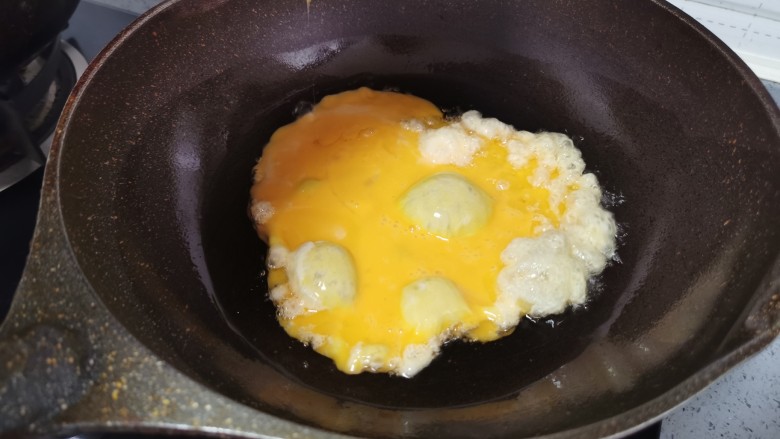 香菇炒鸡蛋,倒入蛋液