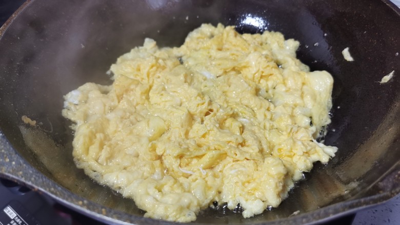 香菇炒鸡蛋,炒至凝固后盛出