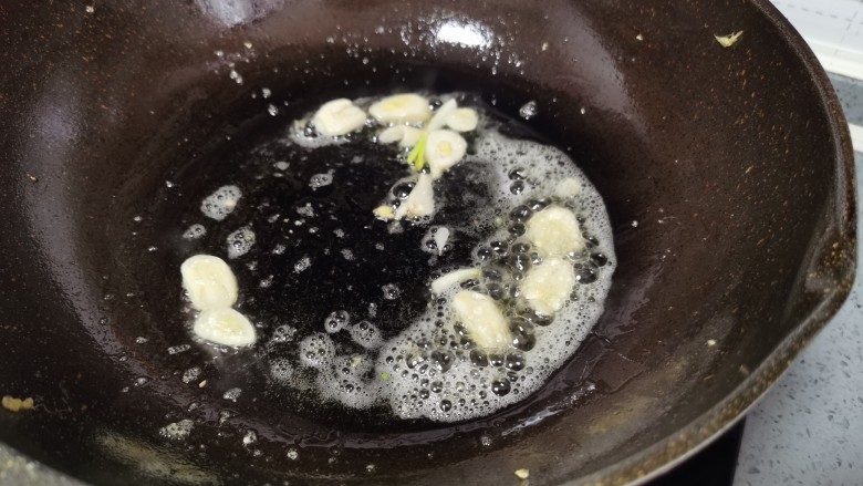 香菇炒鸡蛋,留点底油，倒入蒜片翻炒出香味