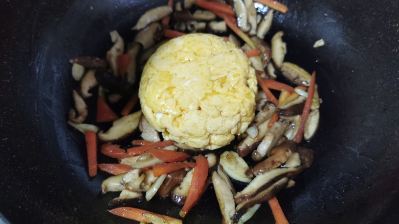 香菇炒鸡蛋,放入炒熟的鸡蛋