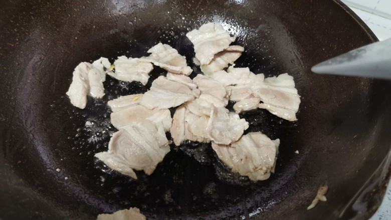 蒜苔回锅肉,煸炒至变色