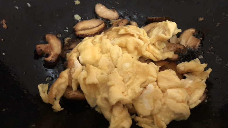 香菇炒鸡蛋,然后加入鸡蛋翻炒一下
