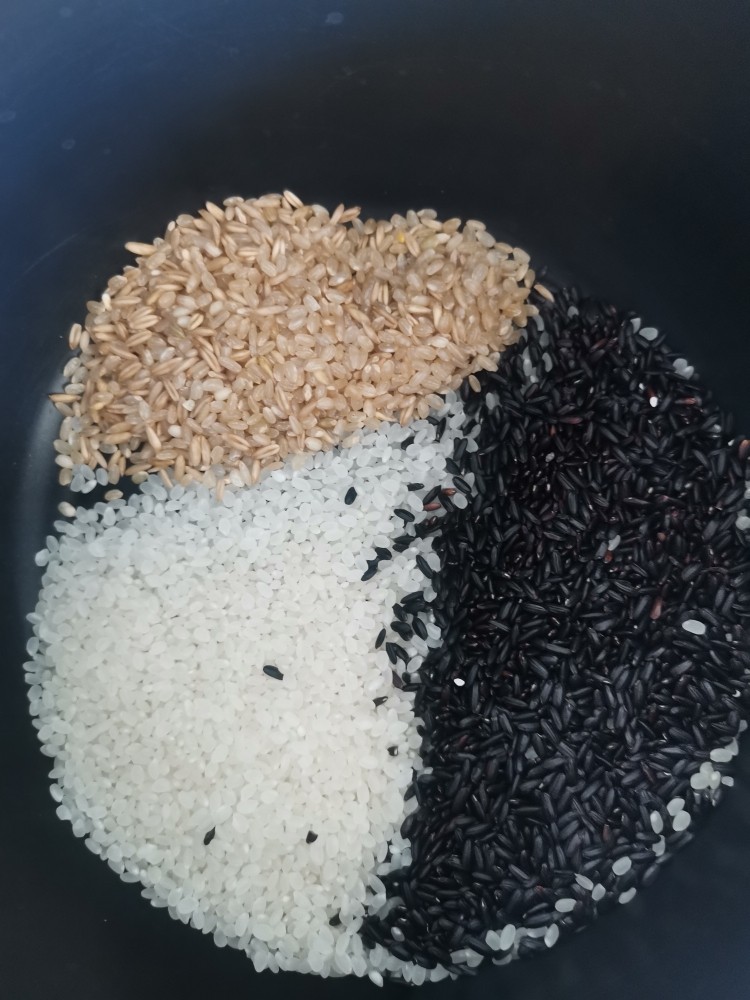 黑米粥,糙米，和燕麦米各10克