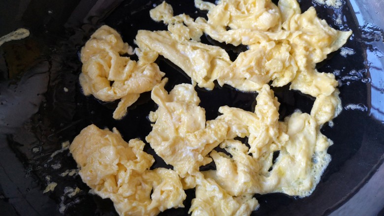 蒜苔炒鸡蛋,关火，立刻倒进蛋液，用油温把蛋液炒至蓬起，炒散（这样鸡蛋特别嫩滑）。盛出备用。