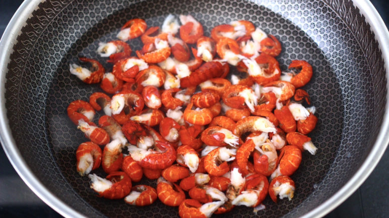 让人欲罢不能的麻辣小龙虾,锅中倒入适量的清水烧开，加入小龙虾尾开始焯水。
