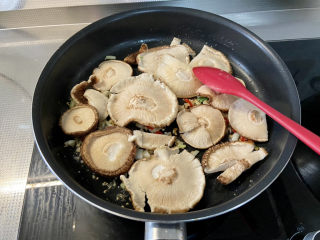 红烧香菇,摆入香菇，中小火煎