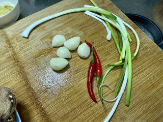 红烧香菇,小葱择好洗净，蒜剥皮，小米辣洗净