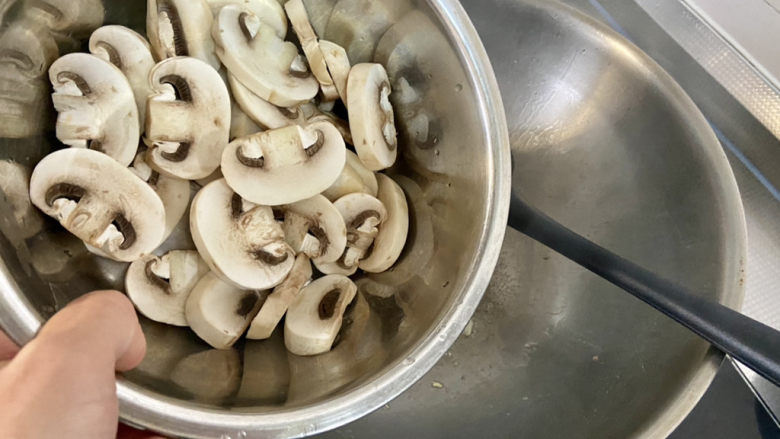芦笋炒蘑菇➕芦笋蘑菇炒香肠,转中火，下口蘑煎炒