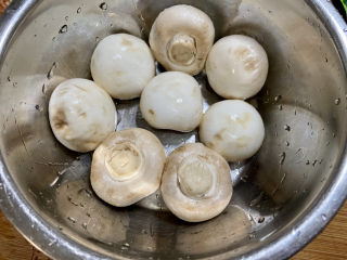 芦笋炒蘑菇➕芦笋蘑菇炒香肠,口蘑去蒂洗净