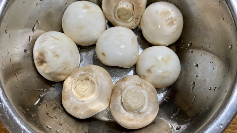 芦笋炒蘑菇➕芦笋蘑菇炒香肠,口蘑去蒂洗净